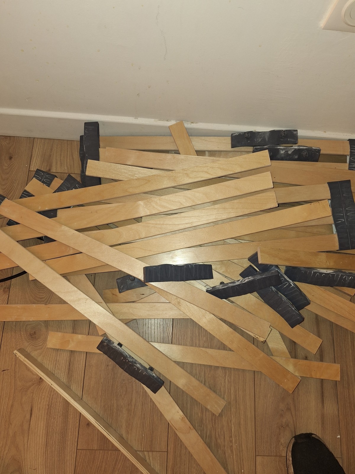 Traitement vapeur sèche punaises de lit sur literie complète et boiseries dans T1 infesté proche Parc Longchamp Marseille 4ᵉ.